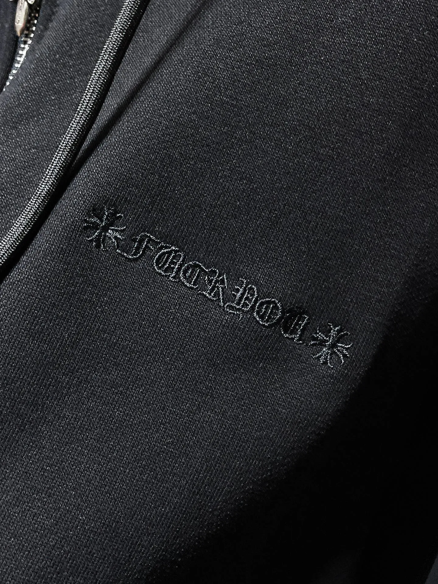 P356 Chrome Hearts Classic Dark Series Heavy-duty arms➕Full cross embroidery patchwork leather zipper sweatshirt on the back, 50 pieces of imported patchwork leather all over the body➕Tajima machine embroidery technology, the highest version! The highest version! Improved customized version of 1:1 high-gram weight high-quality fabric Recommended color: black Size: S, M, L, XL